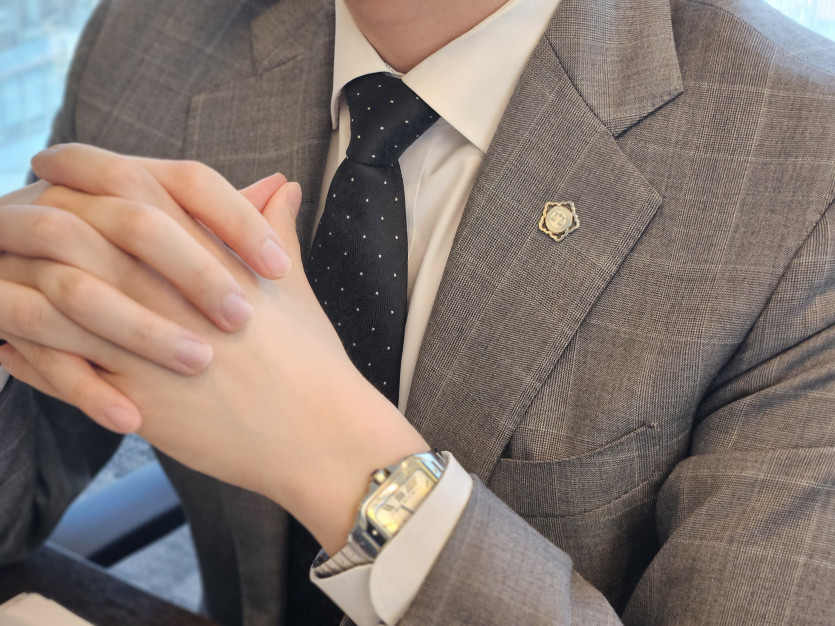 강남 성추행 혐의 합의서 작성 절차 설명하는 변호사의 손 동작
