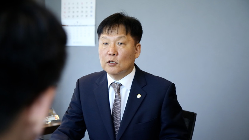 추행 혐의 대응 시 사과의 위험성을 의뢰인에게 설명하고 있는 법무법인 동주의 대표변호사