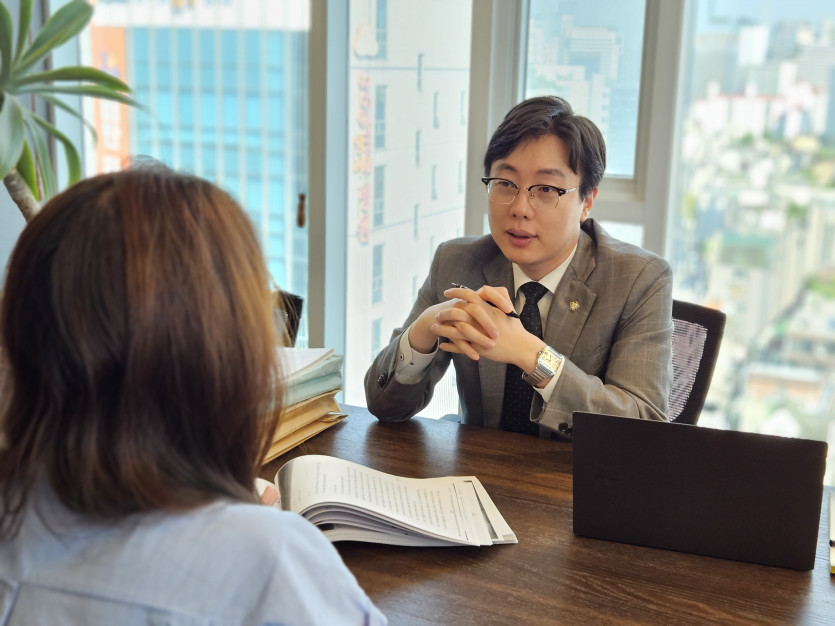 공중밀집장소의 특성을 설명하는 지하철 노선도와 시간대별 인원 통계 그래프