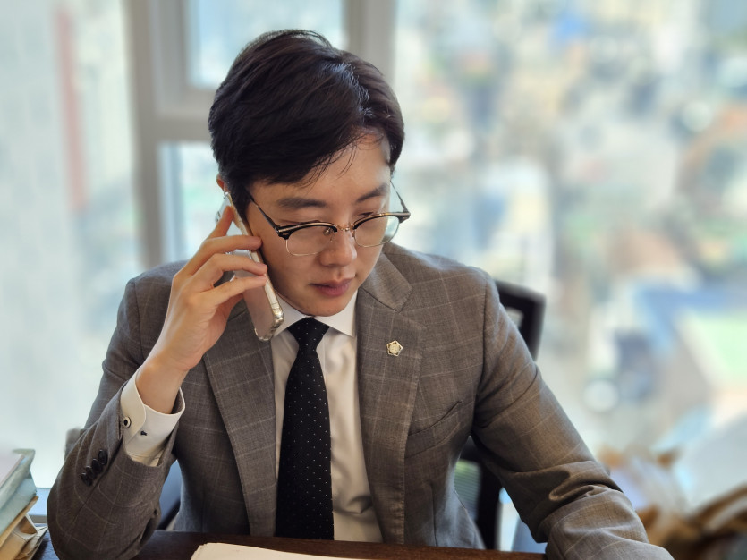 형사전문 변호사와 의뢰인이 전략 회의를 하는 상담 장면