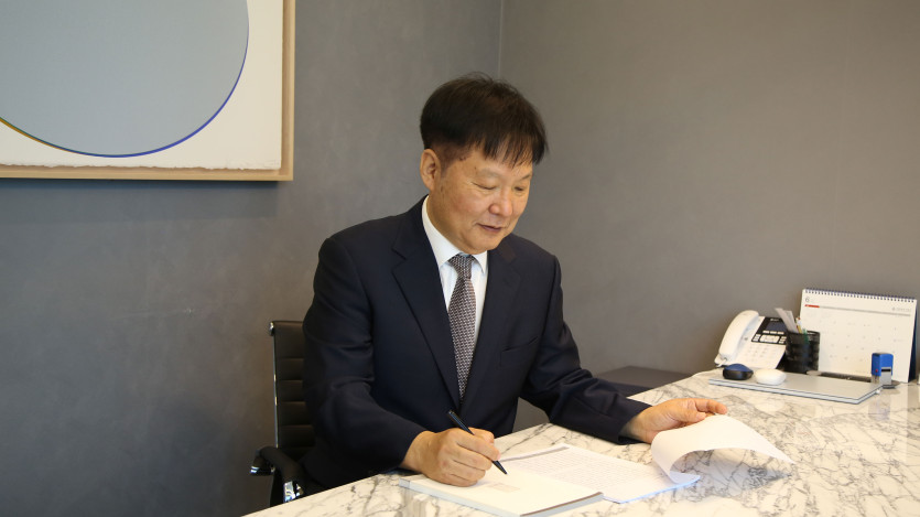 법무법인 동주의 대표 변호사와 법률 상담 중인 의뢰인의 뒷모습