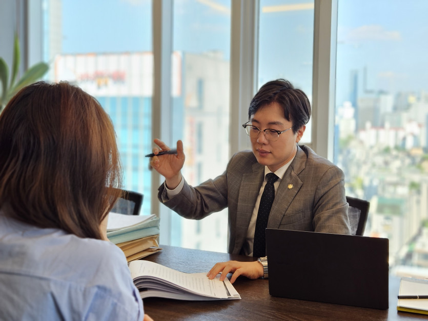 경찰 출석 전 변호사와 진술 전략을 상의하는 의뢰인