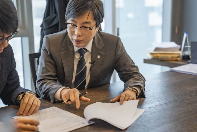 기소유예 조건과 법률 상담 필요성 강조 인포그래픽