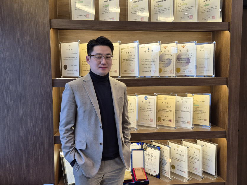 성범죄 혐의로 출석 전 변호사와 동행하여 초기 대응 중인 장면