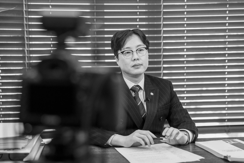 성범죄 혐의로 경찰 조사를 받는 피의자의 모습