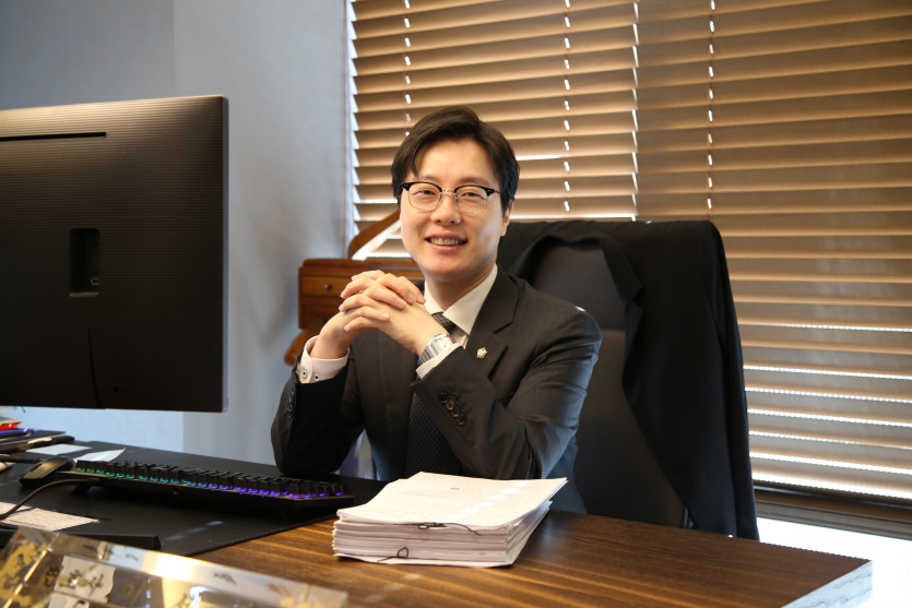 성범죄 수사절차 변호사가 분석 중인 형사 절차 관련 문서 이미지