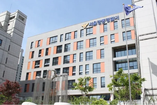 서울 동부 강동지역 성범죄 전문 형사변호사 상담 중 모습