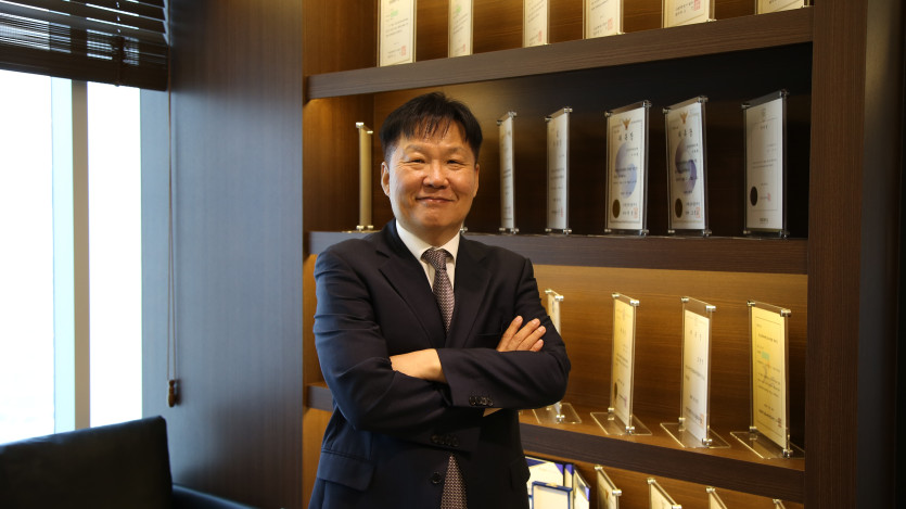 지하철 몰카 혐의로 형사조사를 앞둔 의뢰인과 사무실에서 초기 진술 대비하는 모습