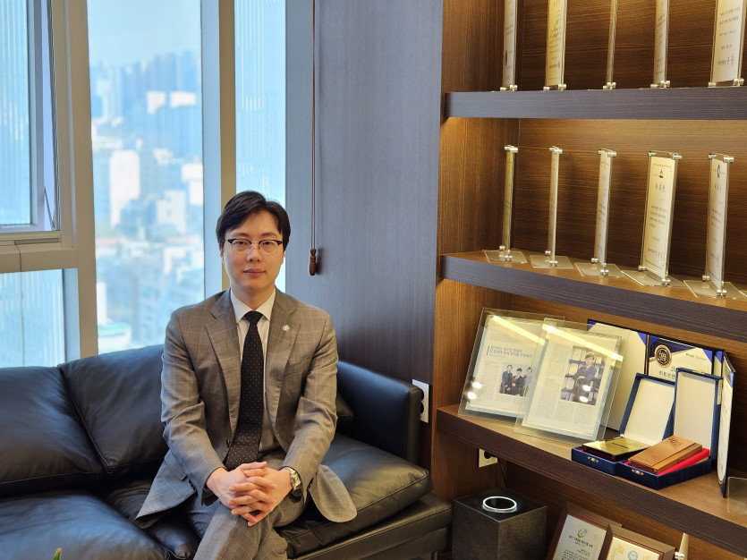 서울 사무소 내부 업무 공간과 법률 문서 검토 중인 변호사 모습
