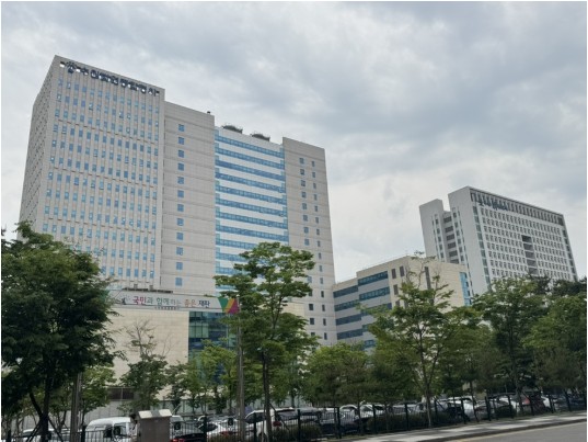 수원지방법원 앞에 도착한 피의자가 촬영한 수원지법 외관