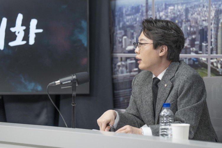 이세환 형사전문변호사가 방송에 출연해 몰카 초범 처벌에 대한 법률 자문을 제공하는 모습