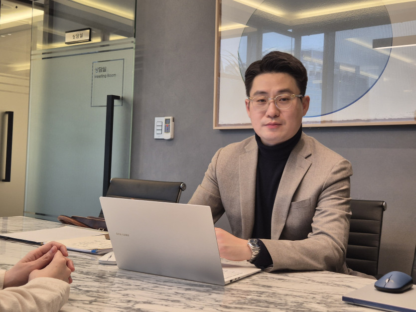 의뢰인에게 합의 전략에 대해 자문하고 있는 조원진변호사