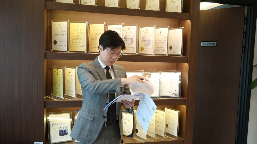 오피실장으로 근무 중 성매매 알선 혐의로 신고된 의뢰인의 혐의를 검토하는 변호사의 모습