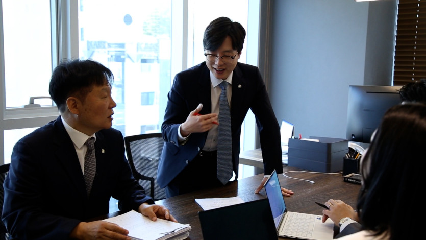 조건만남 성관계 중 몰카를 촬영한 혐의의 사실관계를 검토 중인 법무법인 동주 변호인단