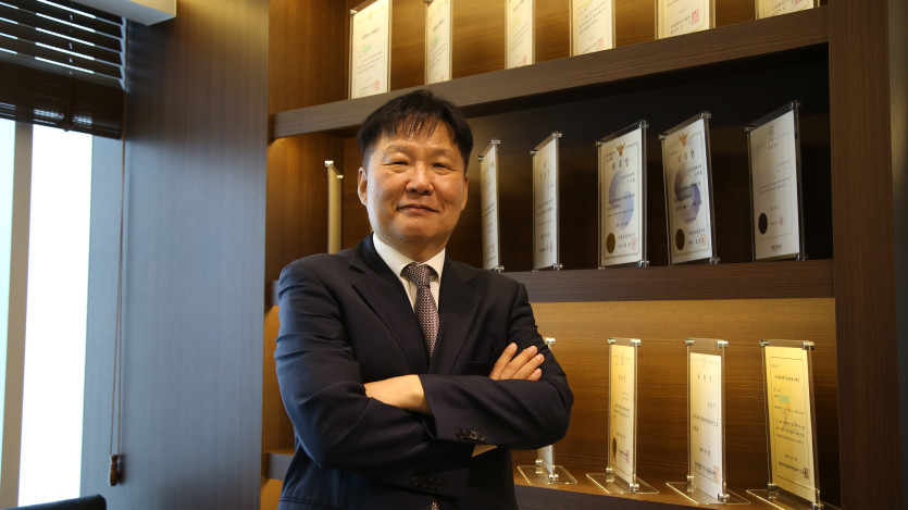 조건만남 몰카 관련 사안 성공사례 판결문 앞에 서있는 박동진변호사