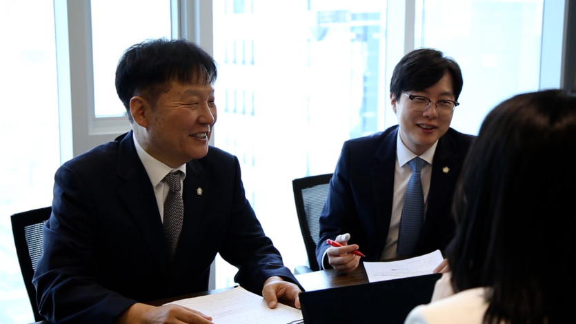 법무법인 동주의 이세환대표변호사와 박동진대표변호사가 피의자의 선처 전략을 논의하는 모습