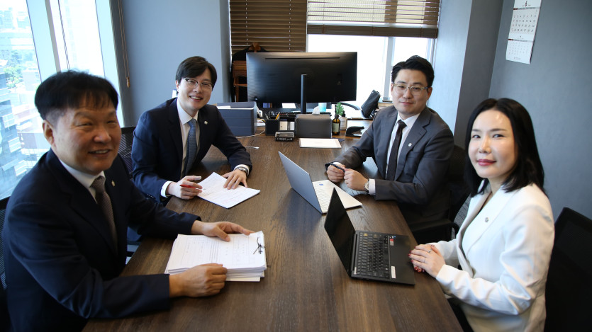 법무법인 동주의 대표, 파트너 변호인단이 모여 조력 노하우를 공유하고 있는 모스습