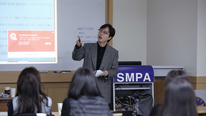 학교에서 중학생을 대상으로 성범죄 교육을 진행하는 이세환변호사