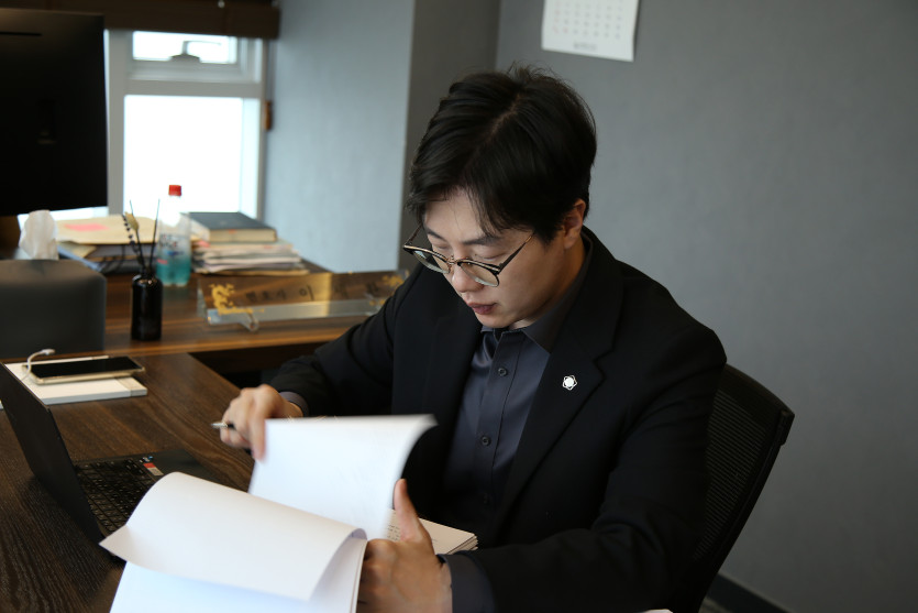 의뢰인의 사건과 유사한 판례를 검토하는 이세환변호사