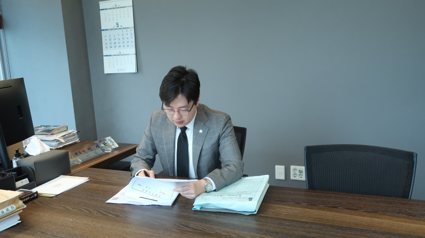 강간상해 혐의의 성립요건을 의뢰인에게 설명하는 이세환변호사