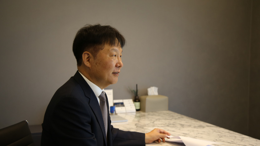 박동진검사출신변호사가 의뢰인과 1:1 법률상담을 진행하는 모습