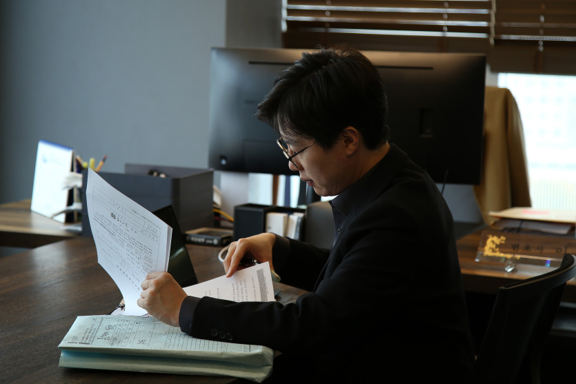 이세환대표변호사가 의뢰인의 혐의를 검토하고 있는 모습