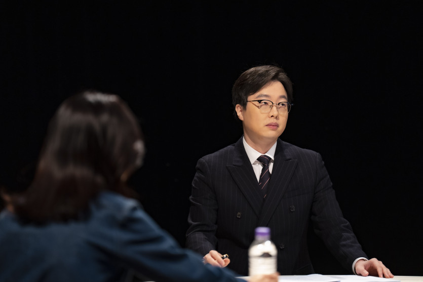 뉴스에 출연하여 수영장에서 발생하는 성추행 사건의 쟁점을 설명하는 이세환변호사