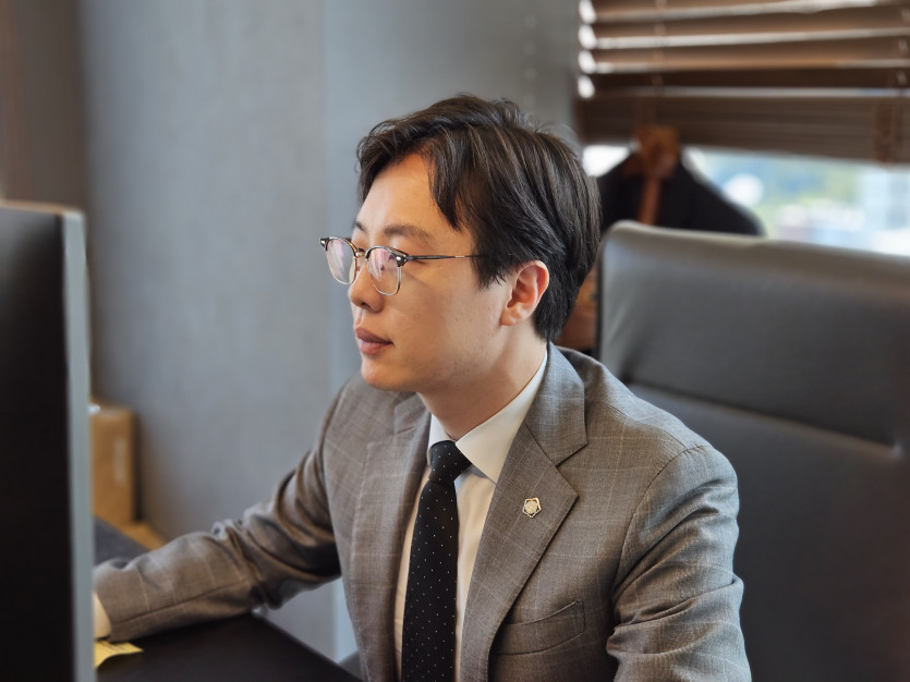 이세환변호사가 사무실에서 의뢰인을 맞이하는 모습