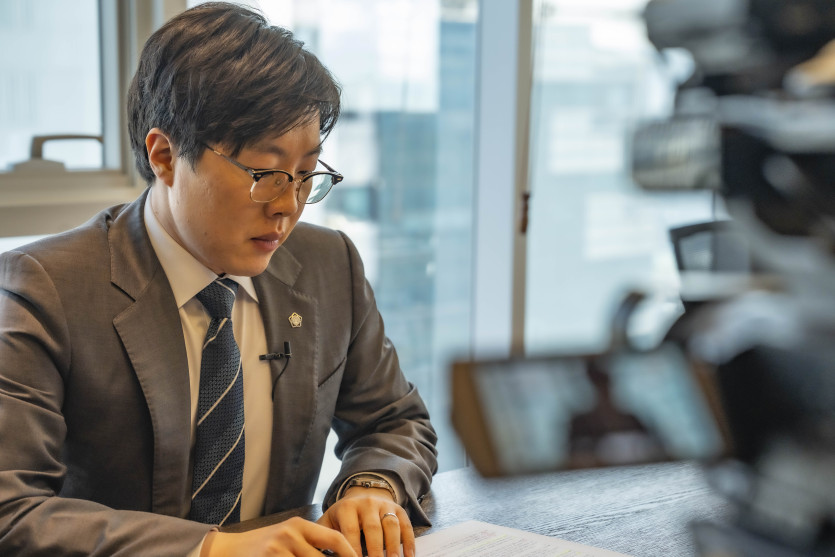 이세환변호사가 스웨디시 장부단속 성매매 혐의에 대해 법률자문을 제공하는 모습