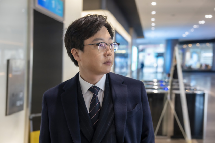 팔꿈치 추행으로 경찰 조사를 받게 된 의뢰인과 조사에 동행하는 이세환변호사
