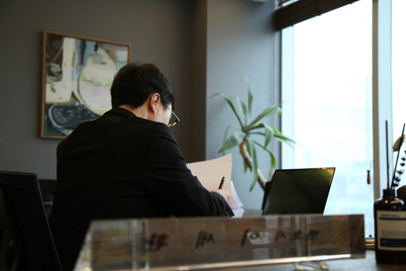 이세환변호사가 의뢰인의 술집 강제추행 혐의 사건을 검토하고 있는 뒷모습