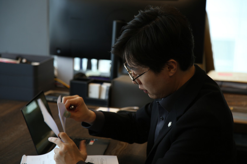 만취로 인한 기억 공백에 대응할 피의자 진술 전략을 고려 중인 변호사
