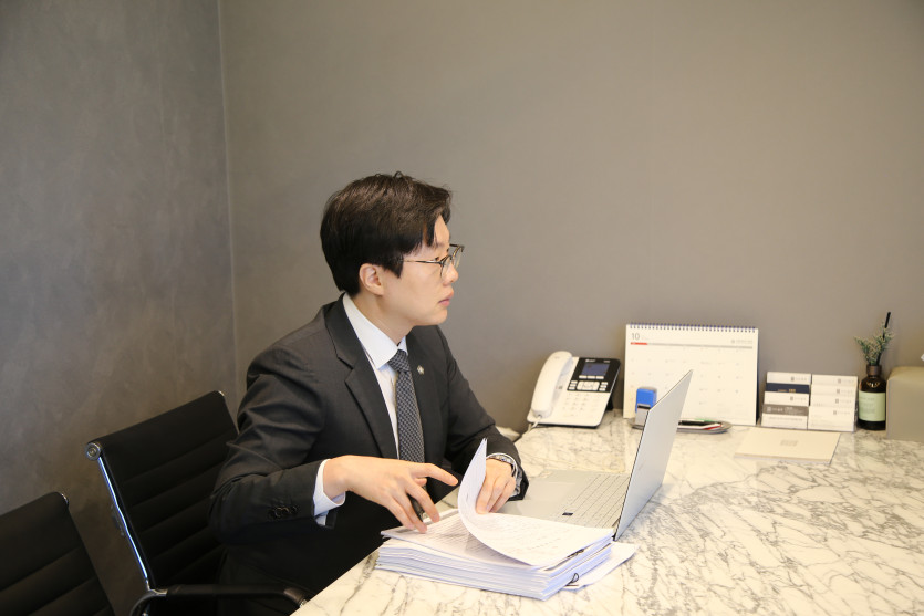 트위터 간단만남 단속 후 피의자의 기소유예 가능성에 대해 성명하고 있는 이세환변호사