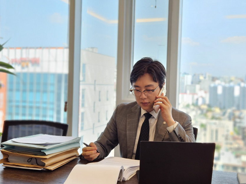 법무법인 동주 이세환대표변호사가 의뢰인과 직접 상담을 진행하는 모습