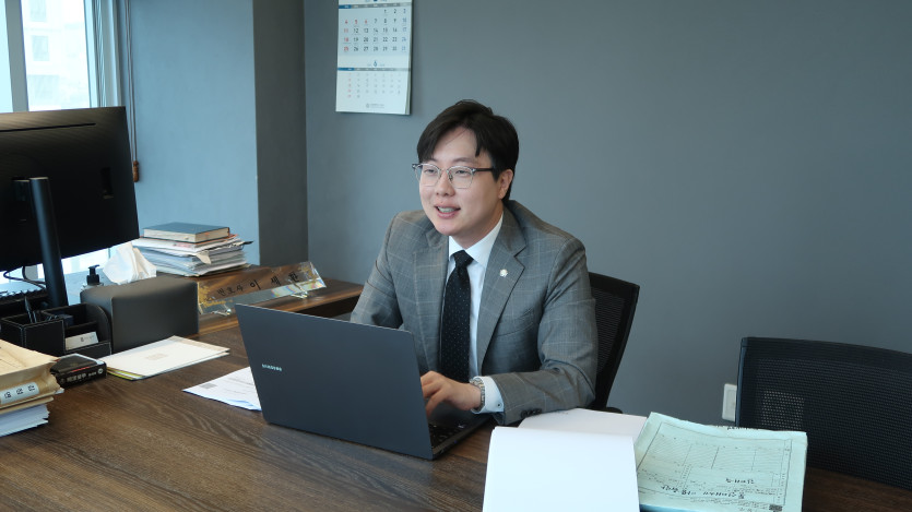 군대 동성 성범죄 혐의로 신고된 직업군인 의뢰인과 1:1 법률 상담 중인 이세환변호사
