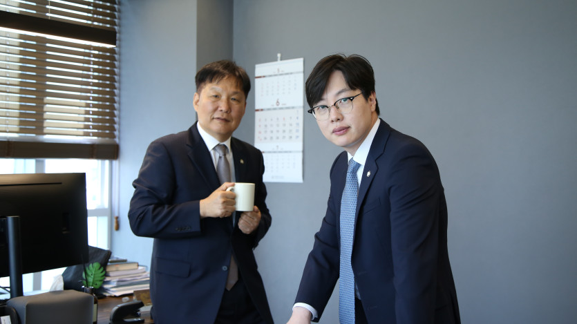 법무법인 동주의 대표변호인 2인이 함께 촬영한 사진
