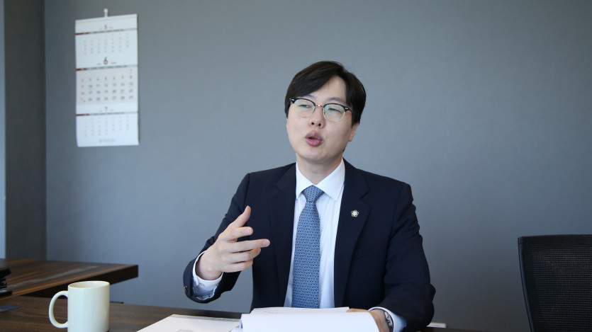 공소시효가 끝났다고 생각한 의뢰인에게 법적 근거를 설명 중인 이세환변호사