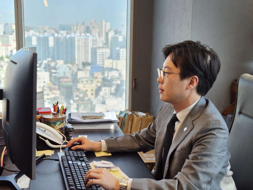 초범인 의뢰인의 사건 경위를 검토하는 이세환변호사