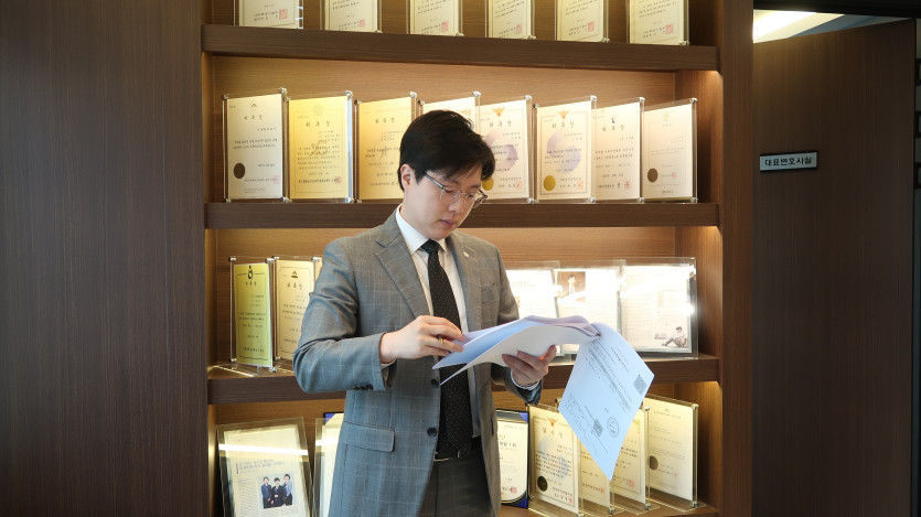 이세환변호사가 의뢰인의 성착취물 제작 혐의를 검토하는 모습
