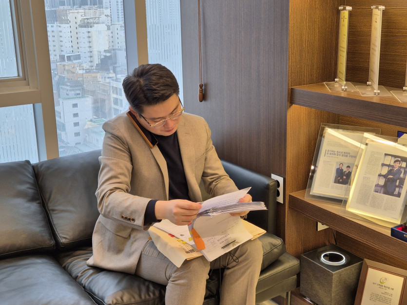 조원진 파트너변호사가 의뢰인과 통화하며 사건 내용을 살피는 모습
