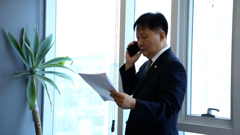 박동진 검사출신변호사가 의뢰인의 혐의 사실을 검토하는 모습