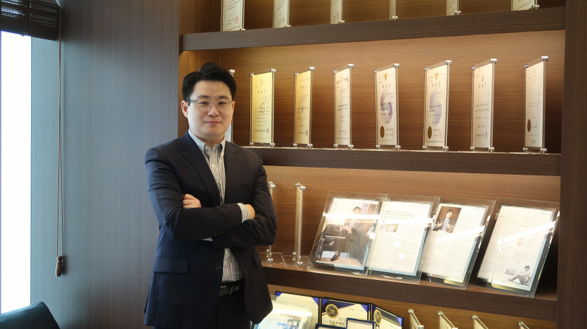 법무법인 동주 사무실에 놓인 위촉장 앞에 서있는 조원진변호사