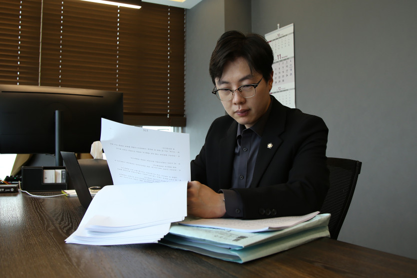 의뢰인의 미성년자 성매매 혐의를 검토하는 중인 이세환변호사