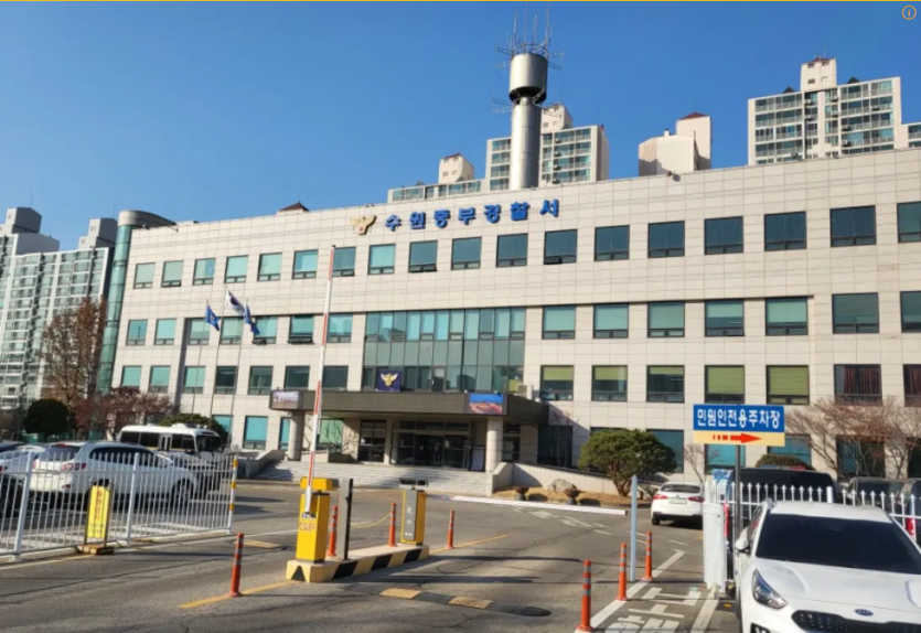 박동진 검사출신변호사가 경찰조사 전 의뢰인과 전화통화를 통해 법률자문을 제공하는 모습