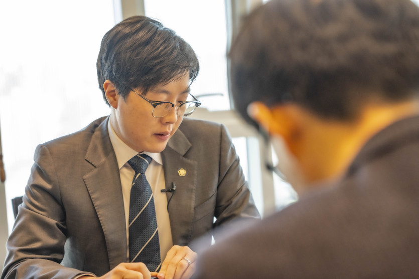 피해자와의 합의를 통해 처벌불원서를 받아낼 전략을 수립중인 성범죄전문변호인단