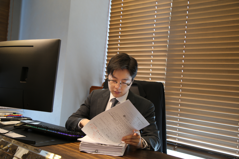 동두천미성년자성범죄변호사 이세환 변호사 서류 보는 사진