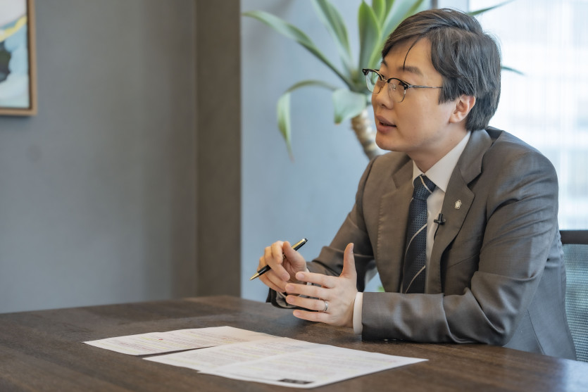 강제추행 혐의로 억울하게 신고된 피의자에게 불송치 가능성에 대해 설명하는 이세환변호사