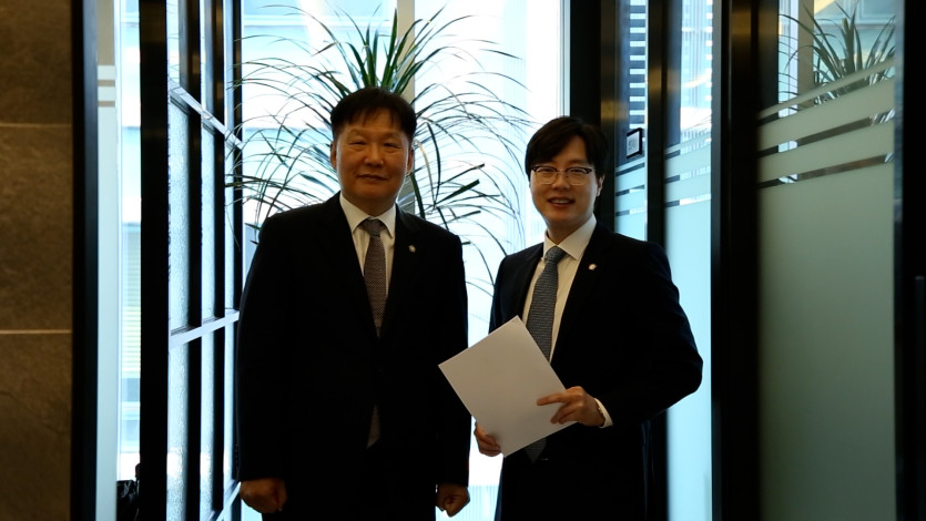 박동진변호사와 이세환변호사가 상담ㅇ실 앞에 서있는 모습