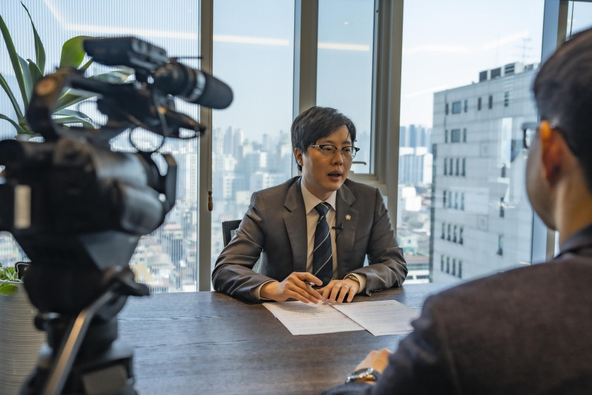 남자화장실에서 몰카를 찍은 피의자에게 법률 상담을 진행중인 이세환변호사