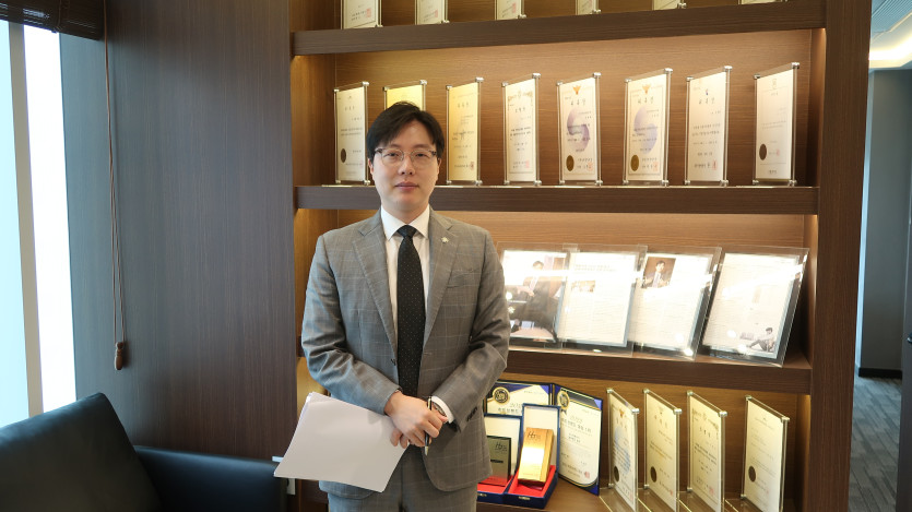위촉장 앞에서 팔짱을 끼고 서있는 이세환변호사